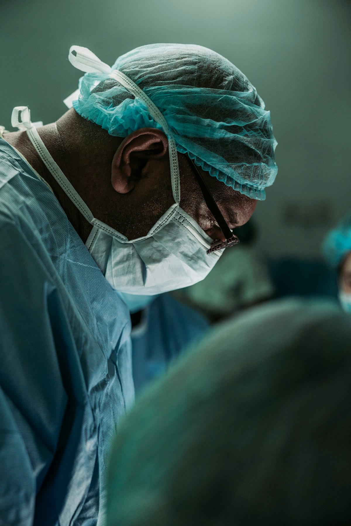 Médico cirujano en quirófano